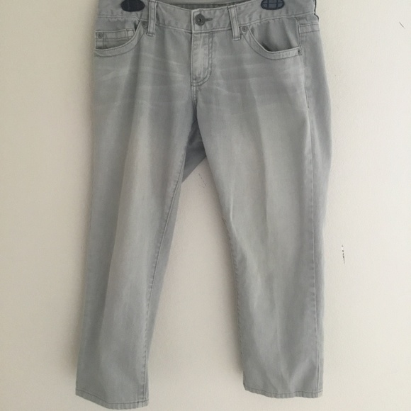 Calvin Klein Light Green Capri Style Jeans with Studded Pockets: Women's 8 - Picture 2 of 4